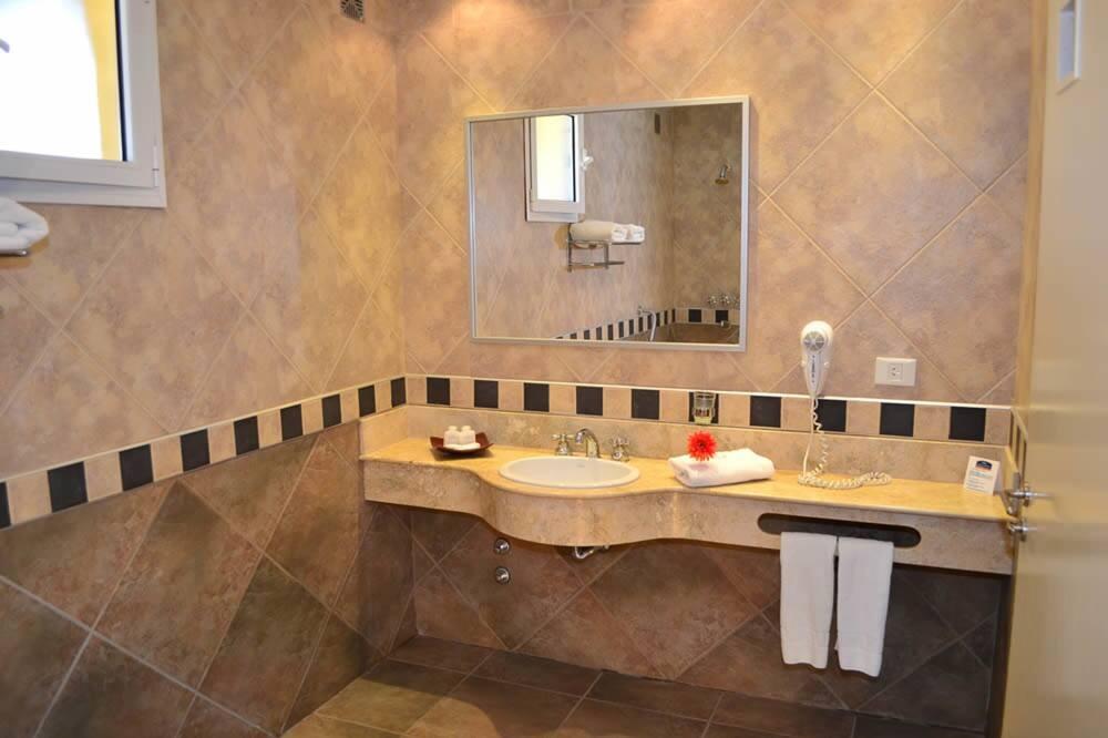 Howard Johnson Inn Росарио-де-ла-Фронтера Экстерьер фото