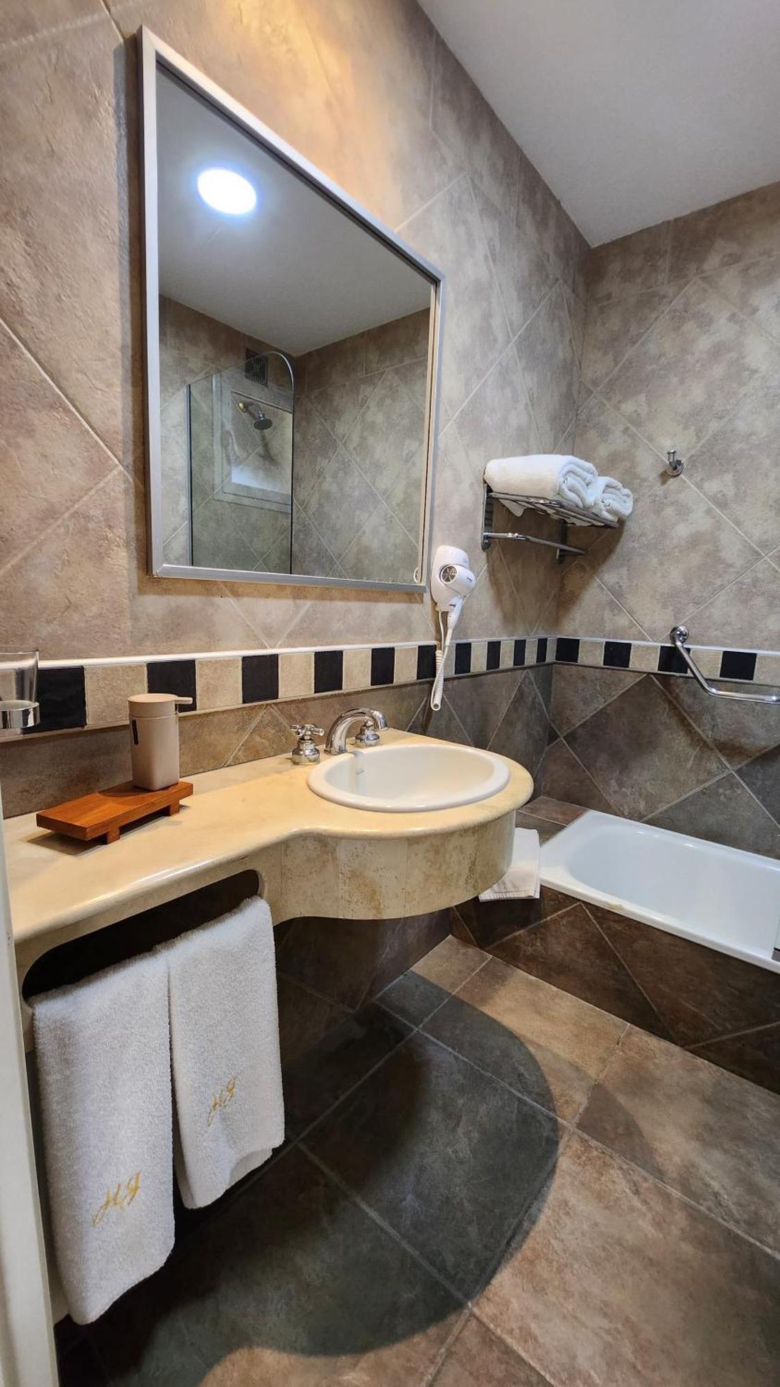 Howard Johnson Inn Росарио-де-ла-Фронтера Экстерьер фото